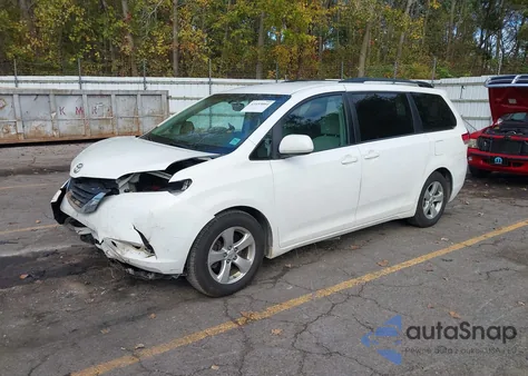 2013 Toyota Sienna Le V6 8 Passenger z USA, uszkodzony, nr VIN 5TDKK3DC4DS325259